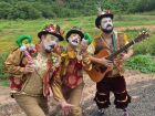 Uma trupe de artistas e palhaços está passando pelas escolas e comércio da cidade, convidando a população 