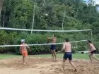 De férias no Brasil, Verstappen aparece jogando vôlei de praia ao lado de amigos.