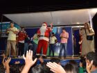 Papai Noel foi recebido com festa pelos moradores de Anhanduí durante o Natal nos Bairros