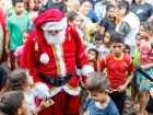 Papai Noel distribui brinquedos no Natal Solidário do Aero Rancho, que reuniu 400 famílias