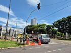 Equipe da Agetran durante implantação de semaforização em via urbana de Campo Grande