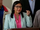 Delcy Rodríguez assume presidência interina da Venezuela com apoio das Forças Armadas após prisão de Nicolás Maduro.