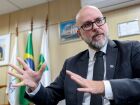Leandro Safatle assumiu a presidência da Anvisa em 2025 e defende inovação nacional com rigor técnico.