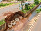 Equipes da Sisep trabalham na recuperação do canal do córrego Segredo; trecho da via permanece interditado em Campo Grande.