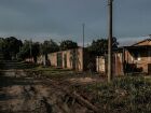 Rua de terra no Recanto dos Rouxinóis, em Campo Grande, onde uma chácara foi alvo de nova invasão relatada pelo gerente do local.