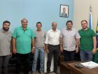 Henrique César, vice-prefeito de Inocência, Roberto e Leonardo, representantes da empresa Bandeirantes, o prefeito Toninho da Cofapi e o chefe de gabinete Max Machado, durante reunião na Prefeitura de Inocência.