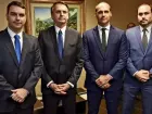 Filhos de Bolsonaro atacam Moraes após anulação de sindicância do CFM sobre atendimento médico ao ex-presidente preso na PF..