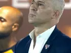 Hernán Crespo durante a estreia do São Paulo no Paulistão 2026, marcada por derrota e clima de pressão.