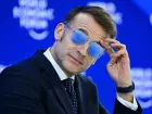 Macron chamou atenção em Davos ao discursar usando óculos com lentes azuis.