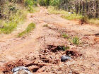 Crateras e lama na Estrada NS-08, na Chácara dos Poderes, motivaram decisão da Justiça que cobra plano emergencial da Prefeitura.