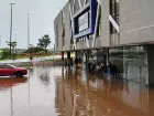 Estacionamento da Blue Fit voltou a alagar após chuva forte na Avenida Afonso Pena.