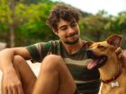 Rafael Vitti e o cão Amendoim protagonizam o longa Caramelo, da Netflix 