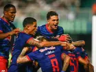 Bragantino sofre, mas vence o Coritiba com gol nos acréscimos no Couto Pereira.