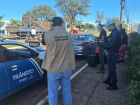 Fiscalização da Agetran nas imediações da rodoviária apreende veículos usados em transporte clandestino de passageiros em Campo Grande.