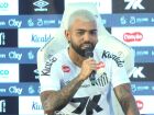 Gabigol posa com a camisa 9 durante apresentação oficial que marcou seu retorno ao Santos, na Vila Belmiro.