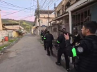 Policiais civis durante a operação na Vila Kennedy 