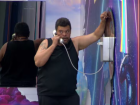 Babu Santana atende o Big Fone e recebe pulseira prateada durante dinâmica especial no BBB 26.