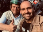 O governador de São Paulo, Tarcísio de Freitas, ao lado do ex-deputado Eduardo Bolsonaro; filho do ex-presidente afirmou que a visita de Tarcísio a Bolsonaro ocorreu em um 'momento difícil' e que gestos como esse 'fortalecem laços' entre aliados 