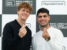 Alcaraz venceu Sinner em partida de exibição na Coreia do Sul, na preparação para o Australian Open.