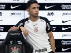 Gabriel Paulista se emociona durante apresentação oficial e inicia treinos pelo Corinthians.