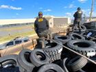 Carreta abandonada com pneus contrabandeados foi localizada pelo DOF na zona rural de Maracaju.