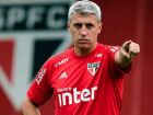 Hernán Crespo tenta manter elenco do São Paulo focado em campo em meio à crise política no clube.