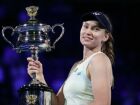 Elena Rybakina comemora o título do Australian Open após vencer Aryna Sabalenka em Melbourne.