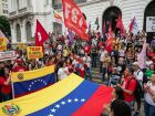 Protesto na Cinelândia reuniu brasileiros e venezuelanos contra a ação militar dos Estados Unidos na Venezuela.