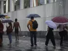 Chuva intensa em área urbana; Inmet mantém alerta para temporais em quase todo o país, com risco de alagamentos e deslizamentos até o fim de semana.