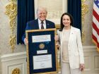 María Corina Machado entrega simbolicamente medalha do Nobel da Paz a Donald Trump; Fundação Nobel afirma que prêmio não pode ser transferido.