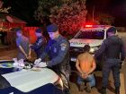 Polícia Militar prende dois homens em flagrante e encontra drogas escondidas dentro da casa.