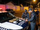 Ação policial terminou com prisão de três suspeitos e apreensão de drogas e balanças de precisão
