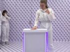 Elisa se emociona ao apertar o botão vermelho e deixar o Quarto Branco no BBB 26.