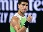 Carlos Alcaraz comemora ponto na Rod Laver Arena; número 1 do mundo estreia com vitória e mira título inédito na Austrália.