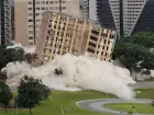 Implosão do Torre Palace Hotel levantou nuvem de poeira no centro de Brasília neste domingo.