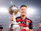 Saúl com troféu da Libertadores
