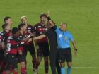 Árbitro mostra cartão vermelho por reclamação de pênalti para o Flamengo