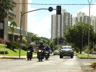 Trânsito é liberado na avenida Rachid Neder após obra emergencial de recomposição do asfalto.