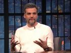 Wagner Moura durante entrevista no Late Night with Seth Meyers, onde falou de política, cinema brasileiro e relembrou prêmio de melhor ator em Cannes.