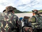 Equipe da Polícia Militar Ambiental durante patrulhamento na bacia do rio Paraguai, na Operação Piracema 2025, em Mato Grosso do Sul.