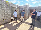 Prefeito vistoriou a construção das moradias no Grenville acompanhado pelo diretor-presidente da Agehab, Eder Felipe Souza, e equipe de engenharia 