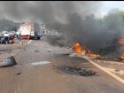 Carro pega fogo após acidente na BR-163, entre Dourados e Caarapó, e causa congestionamento próximo ao Trevo da Bandeira.