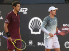 João Fonseca e Marcelo Melo venceram na estreia das duplas do Rio Open com duplo 6/4.