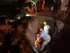 Bombeiros, prefeitura e voluntários trabalham no resgate da criança de 2 anos que caiu em buraco de 4 metros em obra na Av. Honduras, em Ivinhema.