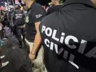 Agentes da Polícia Civil da Bahia em meio ao bloco de rua em Salvado para a captura 