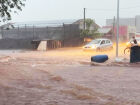 Chuva de cerca de 70 mm em poucas horas alagou ruas e derrubou árvores em Itaquiraí; equipes trabalham para liberar vias e ajudar moradores -