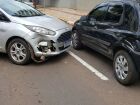 Colisão entre Ford Fiesta e GM Celta no Centro de Campo Grande deixa veículos danificados; ninguém ficou ferido.