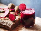 Suco de beterraba é associado à melhora da eficiência muscular e à redução da sensação de esforço durante exercícios.