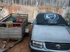 Carro e carretinha furtados foram apreendidos pela Derf em imóvel no bairro Centenário, em Campo Grande.