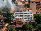Bombeiros utilizaram cerca de 2 mil litros de água para controlar incêndio em apartamento no terceiro andar.